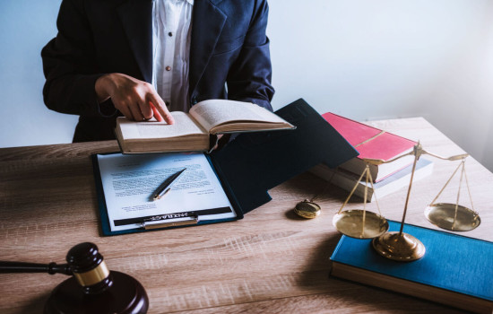 صياغة النظــم واللوائــح الداخلية والقرارات الإدارية